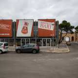 Vi accediamo superando le insegne biancorosse presenti all�esterno...